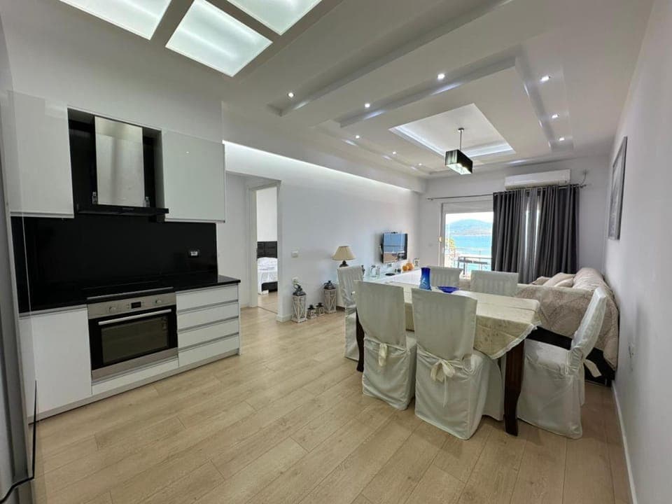 TV and multimedia, Living room, Seating area, Dining area