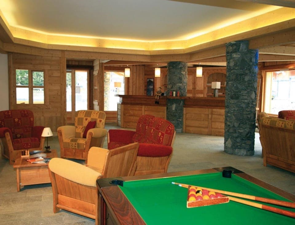 Billiard, Game Room, Lounge or bar