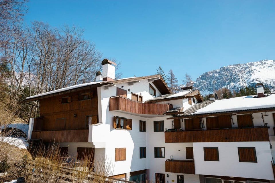 Facade/entrance, Bird's eye view