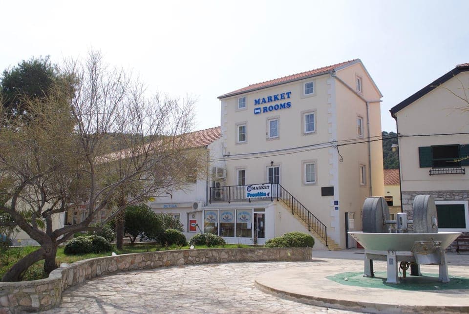 Nearby landmark, Restaurant/places to eat, Facade/entrance, Food, Supermarket/grocery shop, Shopping Area, Alcoholic drinks, Non alcoholic drinks