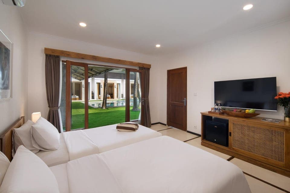 Bed, TV and multimedia, Bedroom