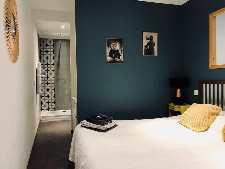 Photo of the whole room, Bedroom