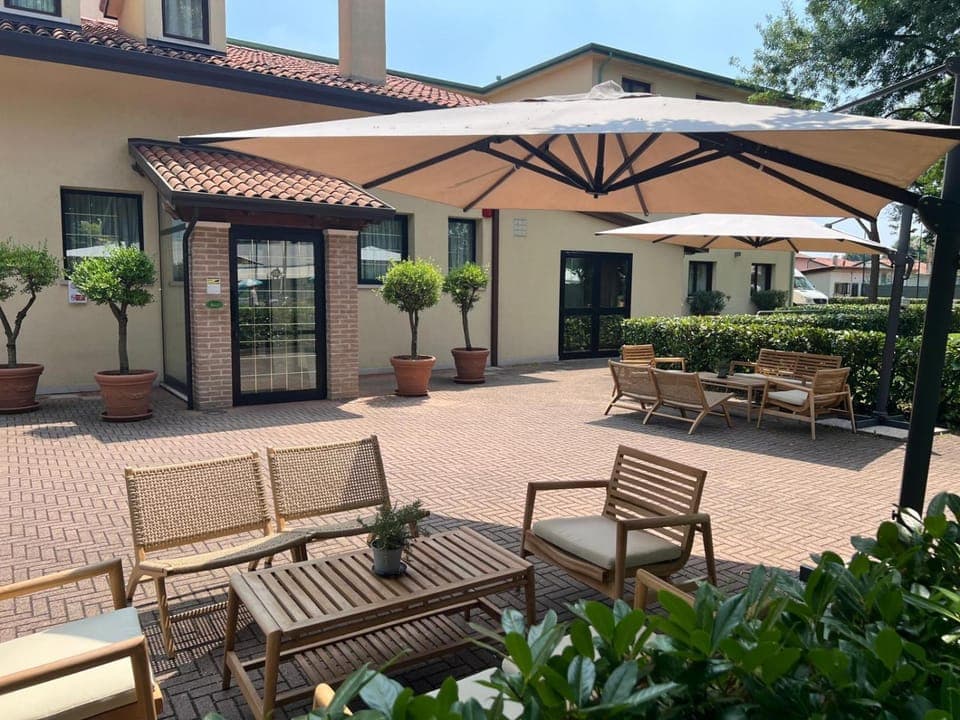 Property building, Patio, Day, Garden, Garden view