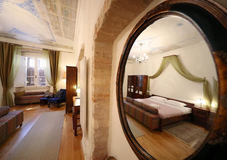 Photo of the whole room, Decorative detail