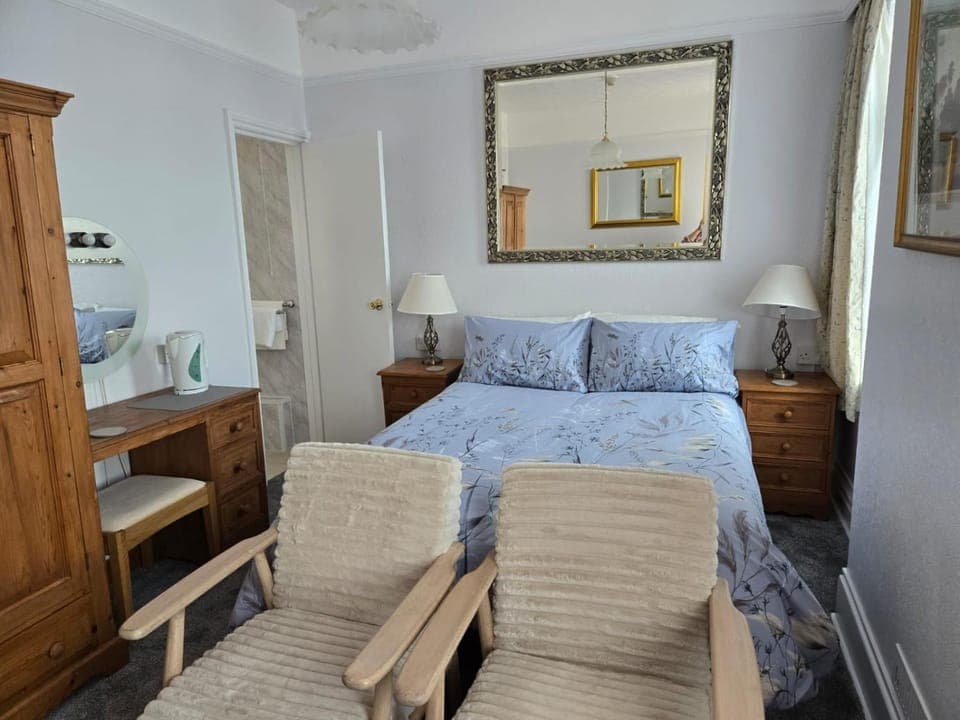 Photo of the whole room, Seating area, Bedroom