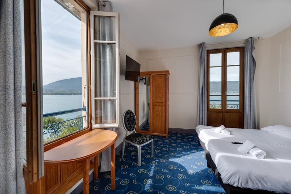 Photo of the whole room, Mountain view, River view