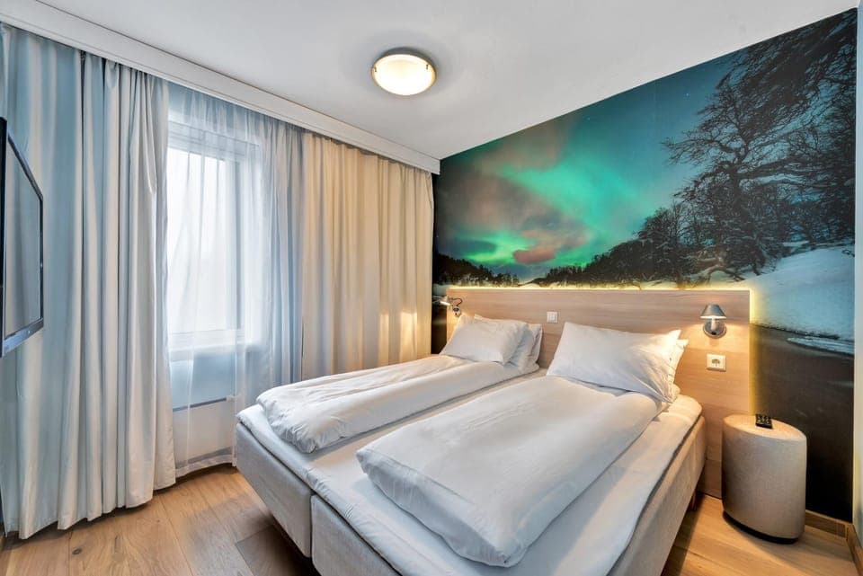 Bed, TV and multimedia, Photo of the whole room, Seating area, Bedroom
