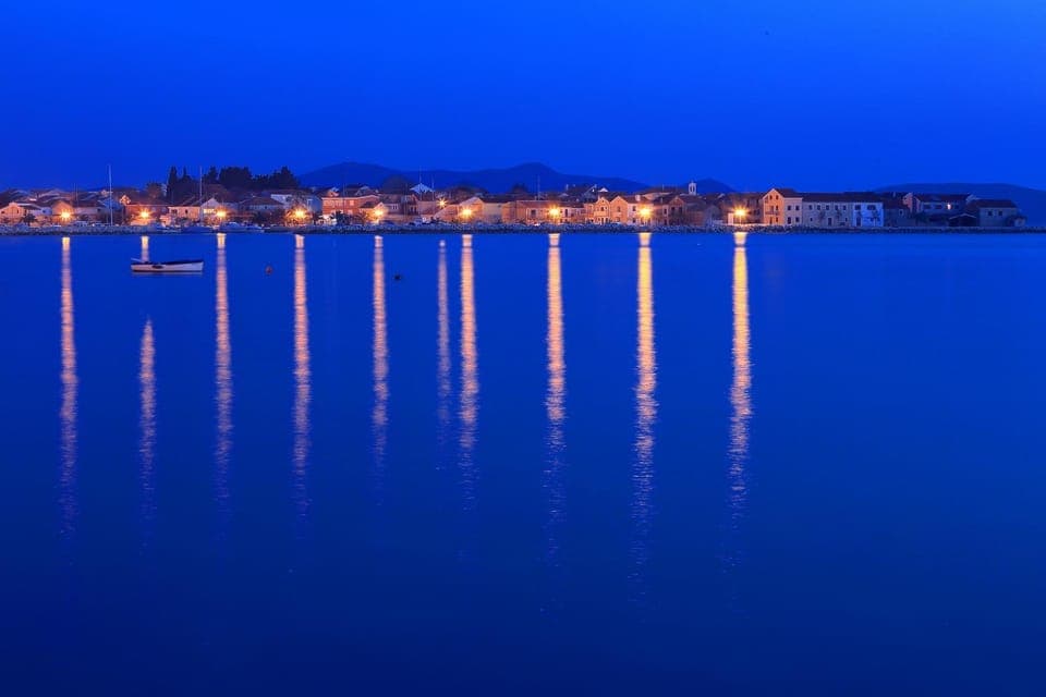 Nearby landmark, Restaurant/places to eat, Neighbourhood, Beach, Area and facilities