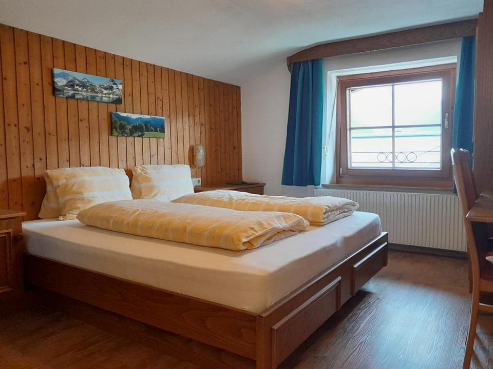 Bed, Photo of the whole room, Decorative detail, Seating area, Bedroom, internet, towels, wardrobe
