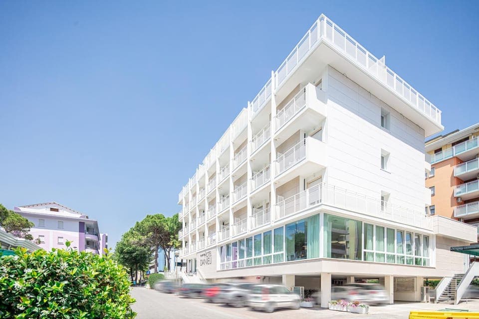 Property building, Restaurant/places to eat, Facade/entrance, Beach, Breakfast