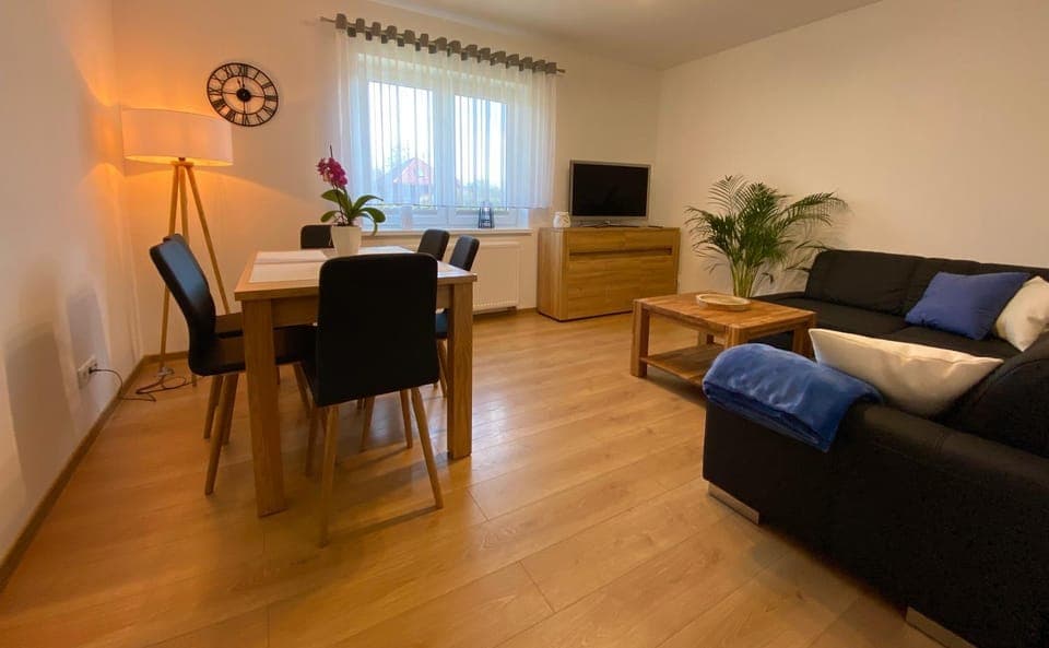 Communal lounge/ TV room, TV and multimedia, Living room, Seating area, Dining area