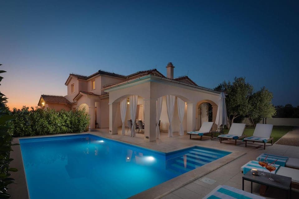 Property building, Swimming pool, sunbed