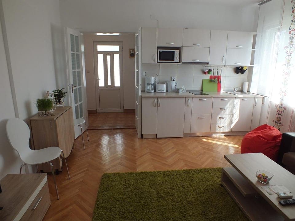 Coffee/tea facilities, Kitchen or kitchenette, Living room