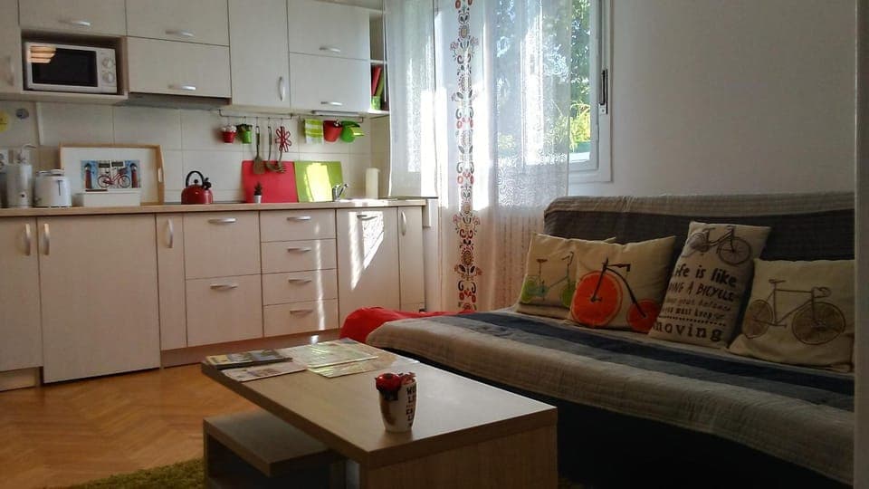 Coffee/tea facilities, Kitchen or kitchenette, Living room, Photo of the whole room, Dining area, On site