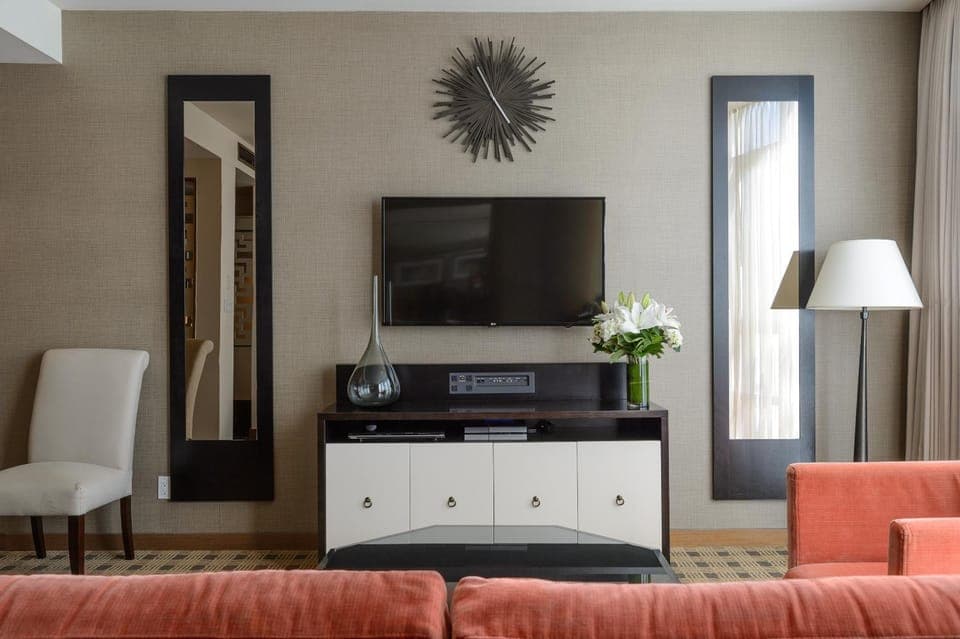 People, Other, Other, Photo of the whole room, Decorative detail, Decorative detail, Family