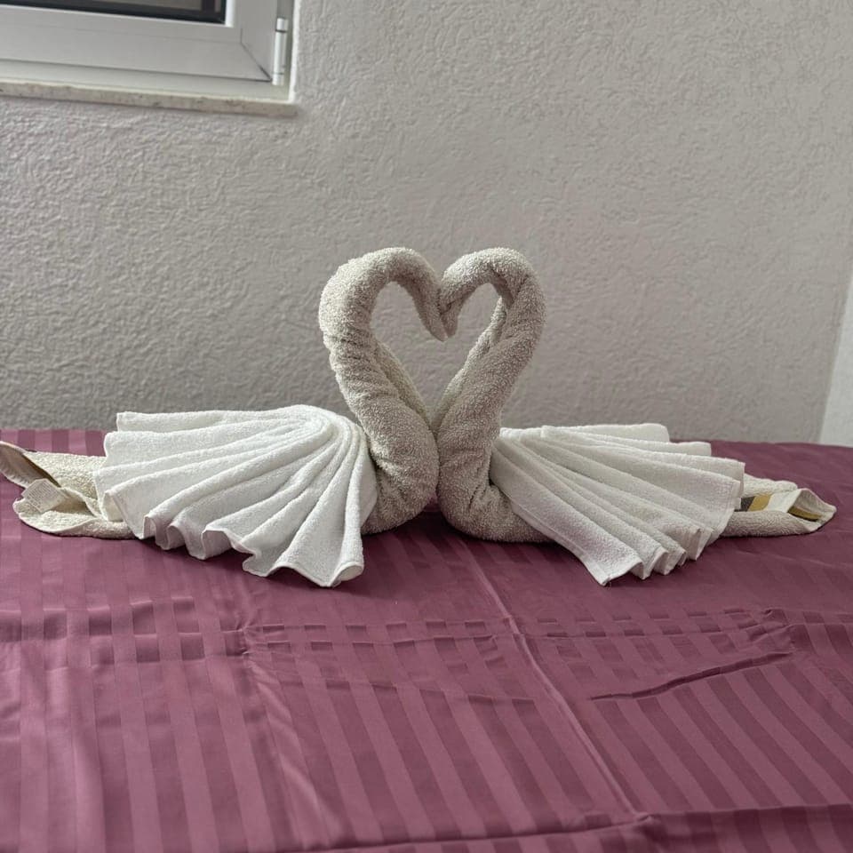 Bed, Photo of the whole room, Bedroom, towels