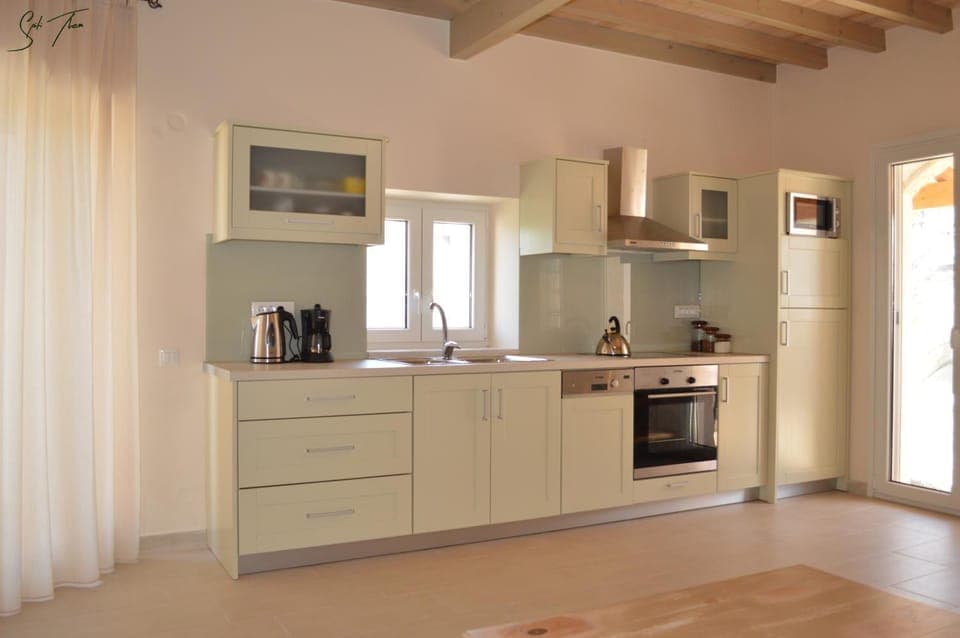 Coffee/tea facilities, Kitchen or kitchenette, Street view