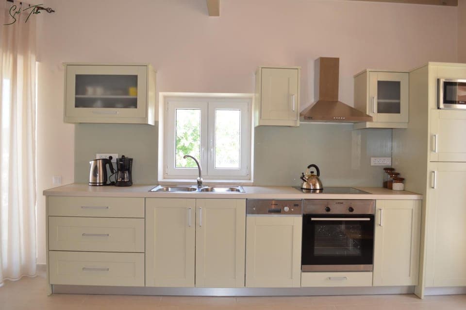 Coffee/tea facilities, Kitchen or kitchenette, Street view