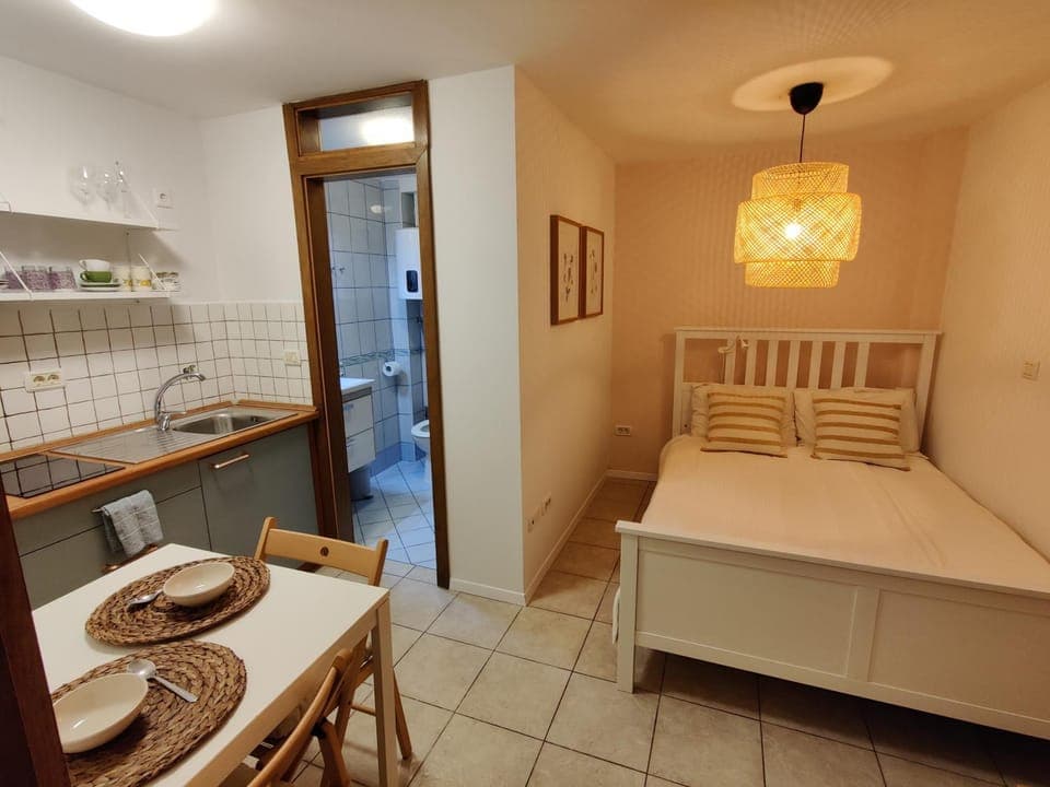 Bed, Kitchen or kitchenette, Photo of the whole room, Dining area, stove