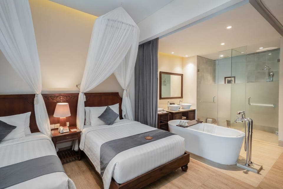 Shower, Bed, Bathroom, Photo of the whole room, Bedroom, Bath, towels