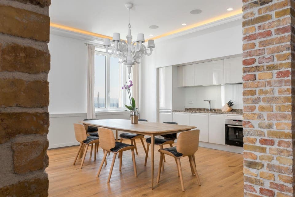 Kitchen or kitchenette, Dining area