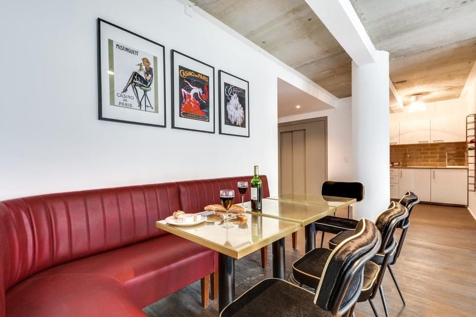 Kitchen or kitchenette, Seating area, Dining area