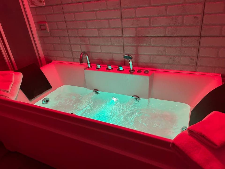 People, Hot Tub, Bathroom