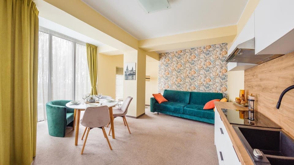 Kitchen or kitchenette, Living room, Seating area, Dining area