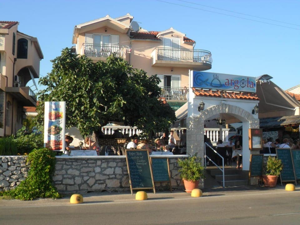 Property building, Restaurant/places to eat