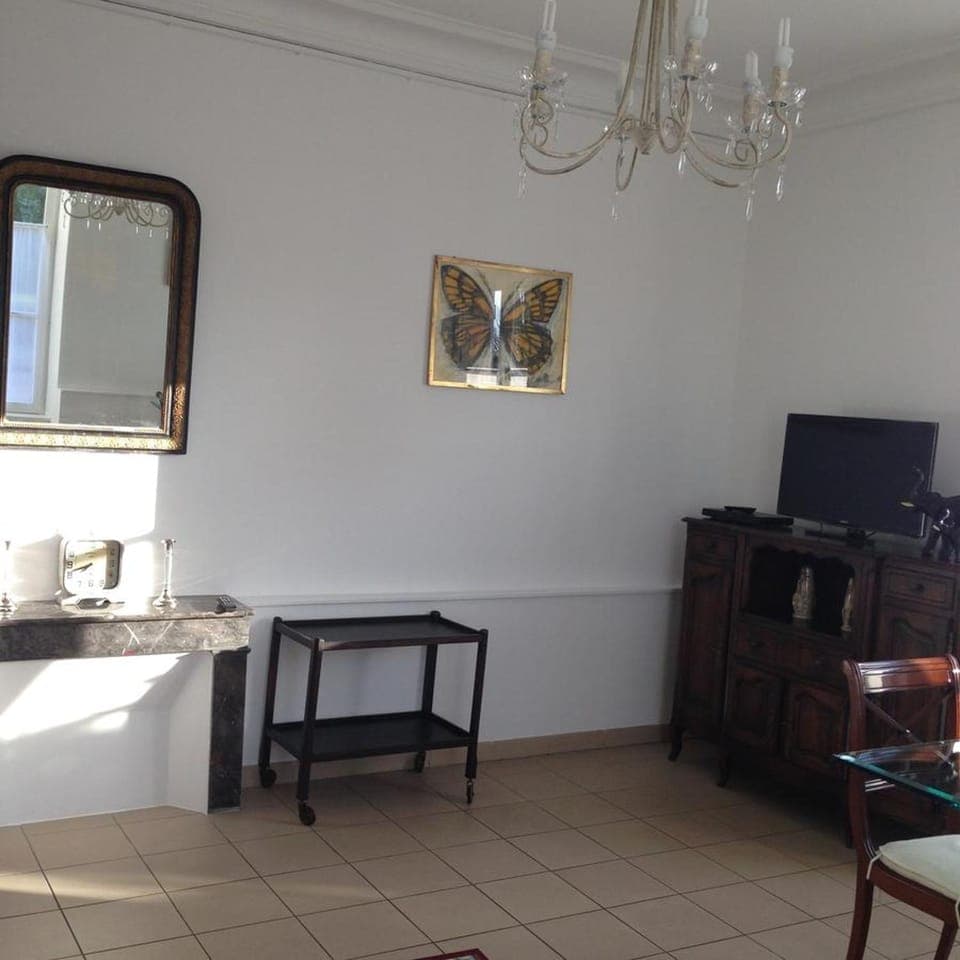 TV and multimedia, Living room, Decorative detail, Seating area, Area and facilities