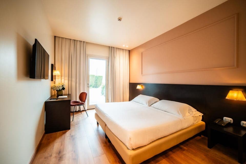 Bed, TV and multimedia, Bedroom