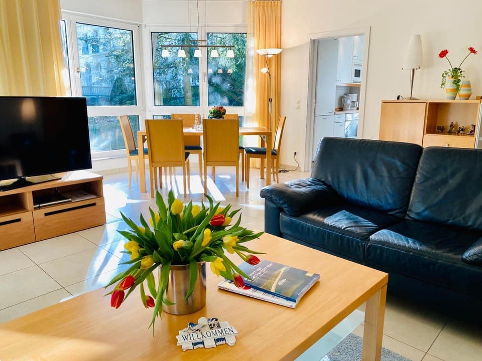 TV and multimedia, Living room, Seating area, Dining area