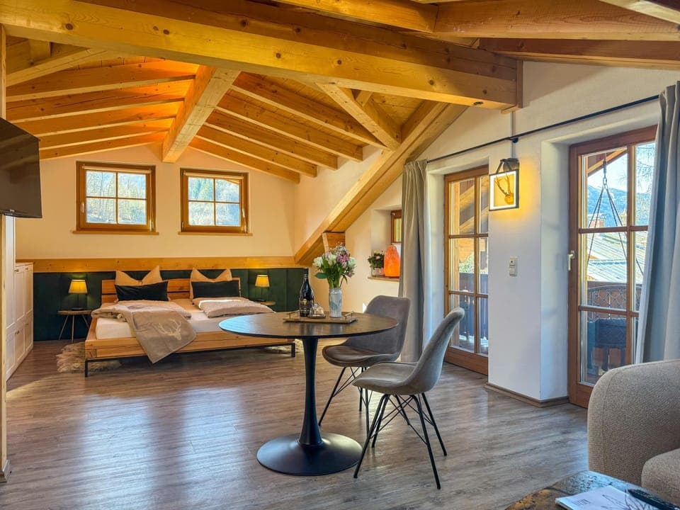 Bed, Photo of the whole room, Seating area