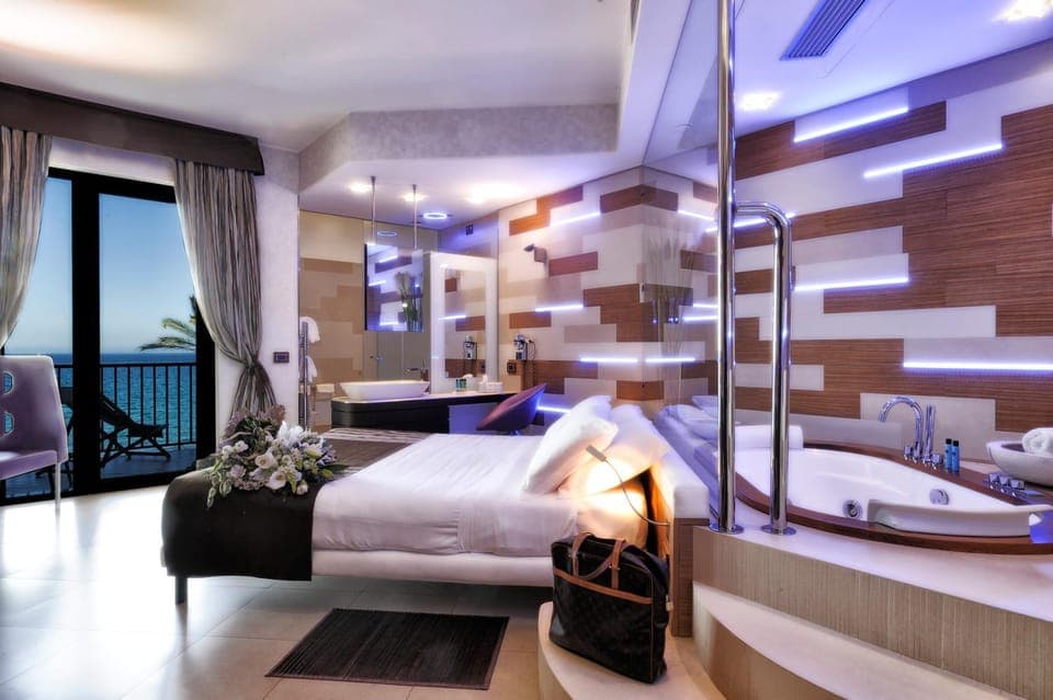 Shower, Toilet, Bed, Bathroom, TV and multimedia, Bedroom, Sea view