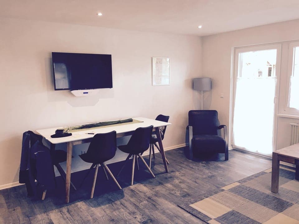 TV and multimedia, Seating area, Dining area