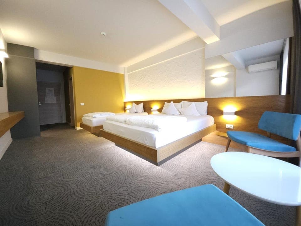 Bed, Photo of the whole room, Seating area, Bedroom