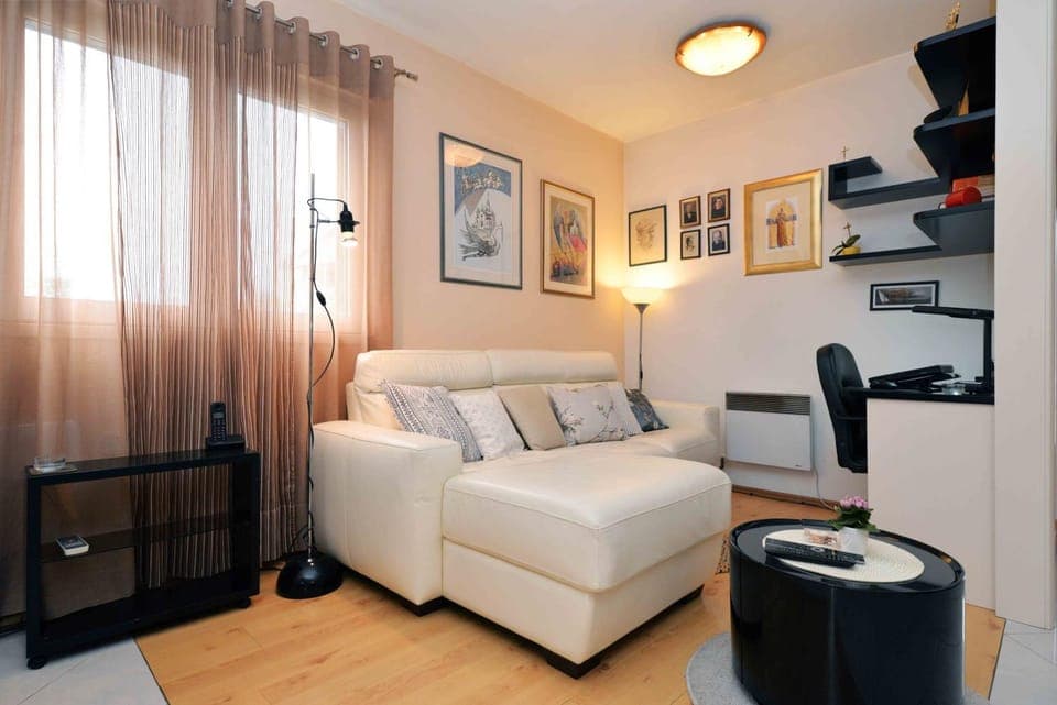 Bed, Day, TV and multimedia, View (from property/room), Living room, Decorative detail, Seating area, On site, Seasons, Time of day, Location, Family