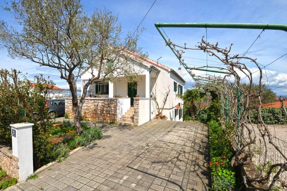 Property building, Facade/entrance, Day, People, Garden, View (from property/room), Balcony/Terrace, Decorative detail, On site, Seasons, Location, Family