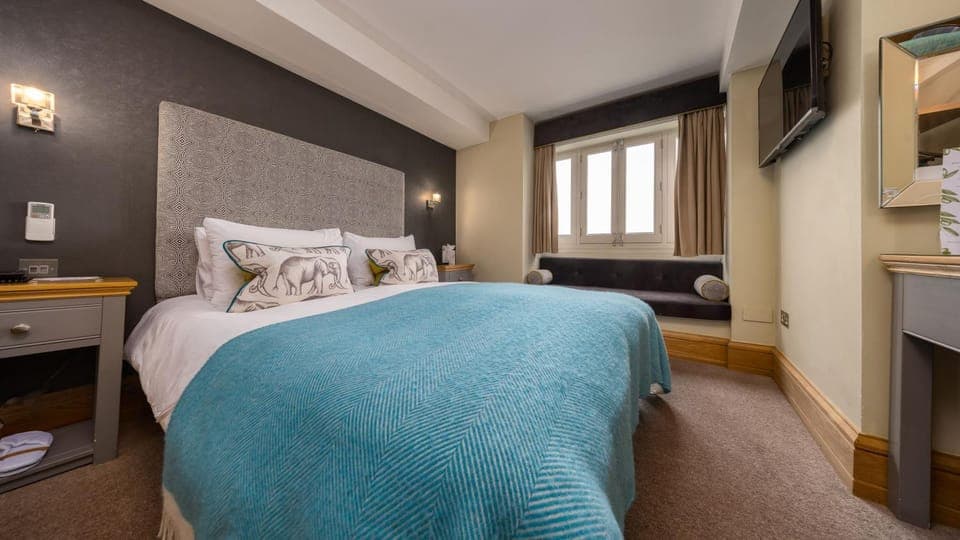 Bed, TV and multimedia, Photo of the whole room, Bedroom