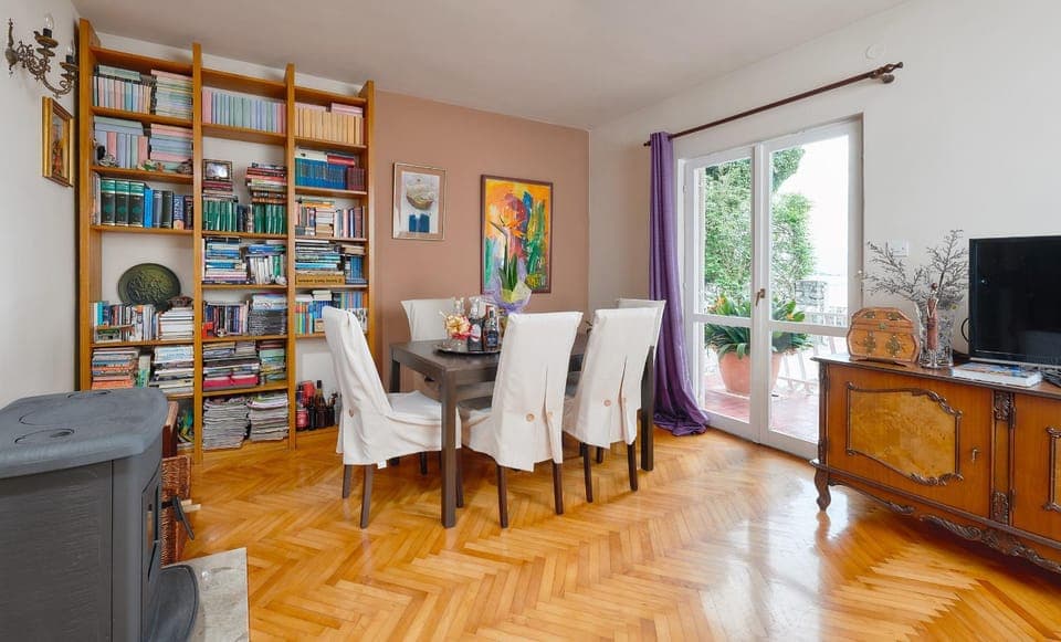 Library, Area and facilities