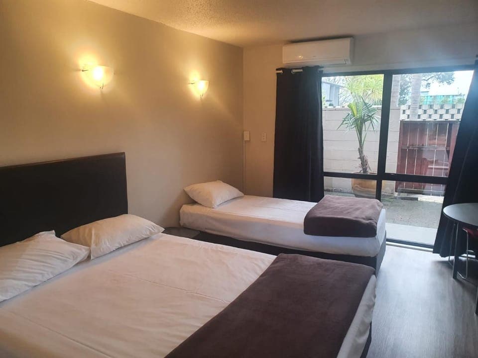 Bed, Photo of the whole room, Bedroom, air conditioner