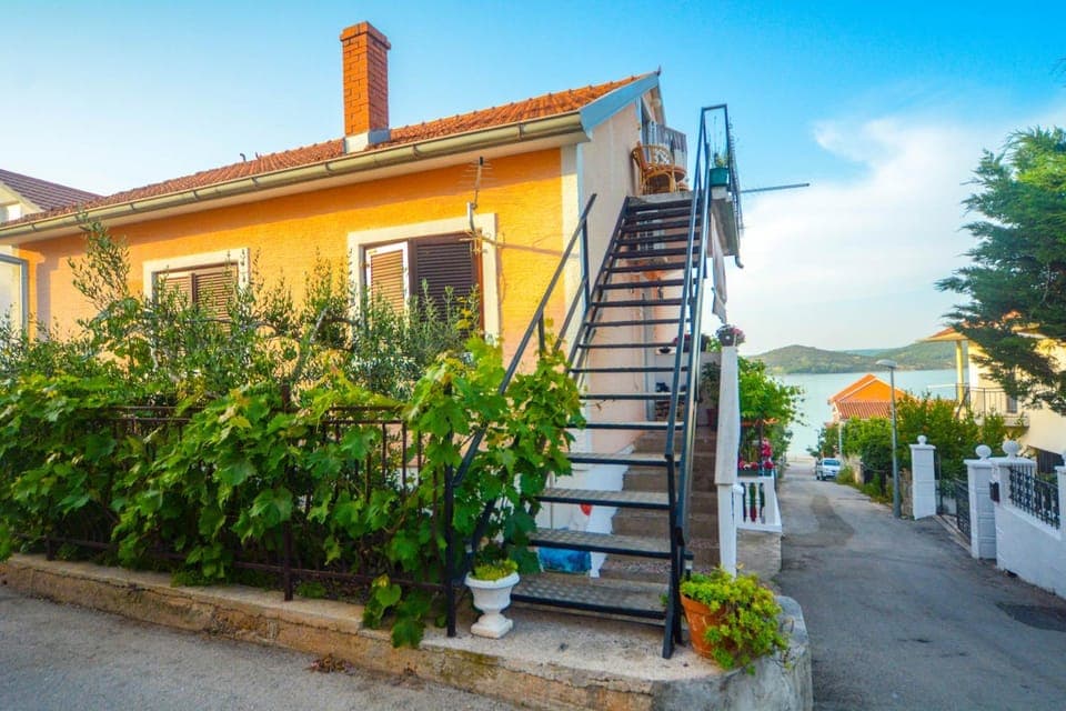 Property building, Patio, Facade/entrance