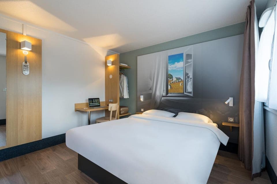 Photo of the whole room, Bedroom