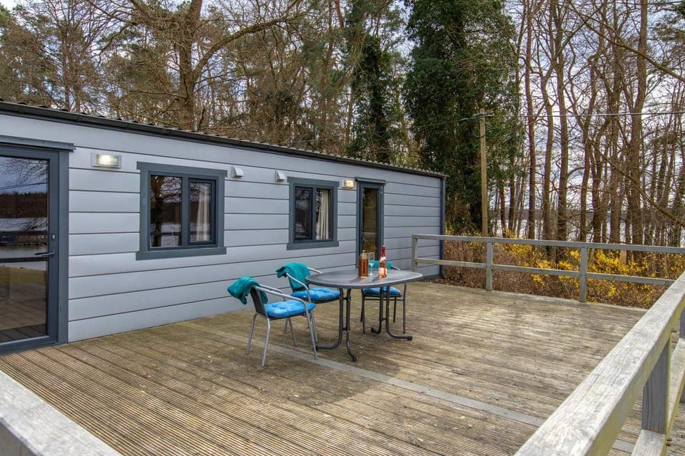 Property building, Facade/entrance, View (from property/room), Balcony/Terrace, Dining area, Lake view