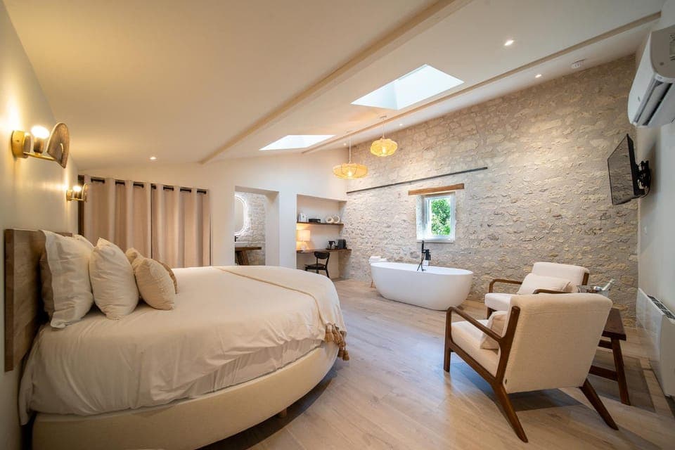 Bed, Seating area, Bath