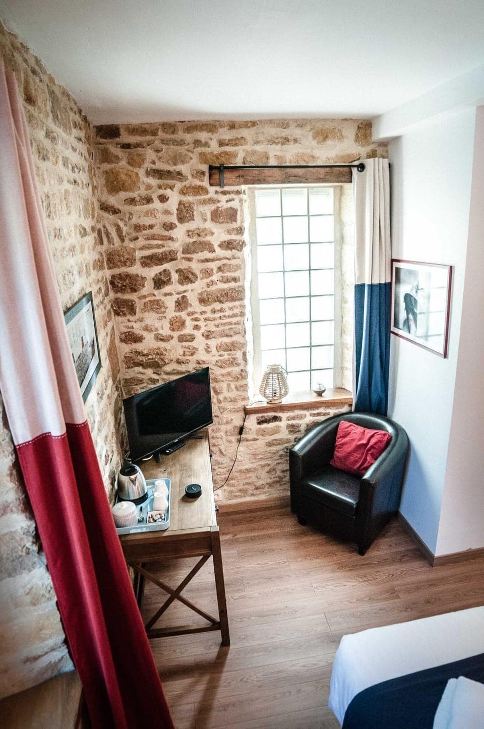 Bed, TV and multimedia, Photo of the whole room, Seating area, Bedroom