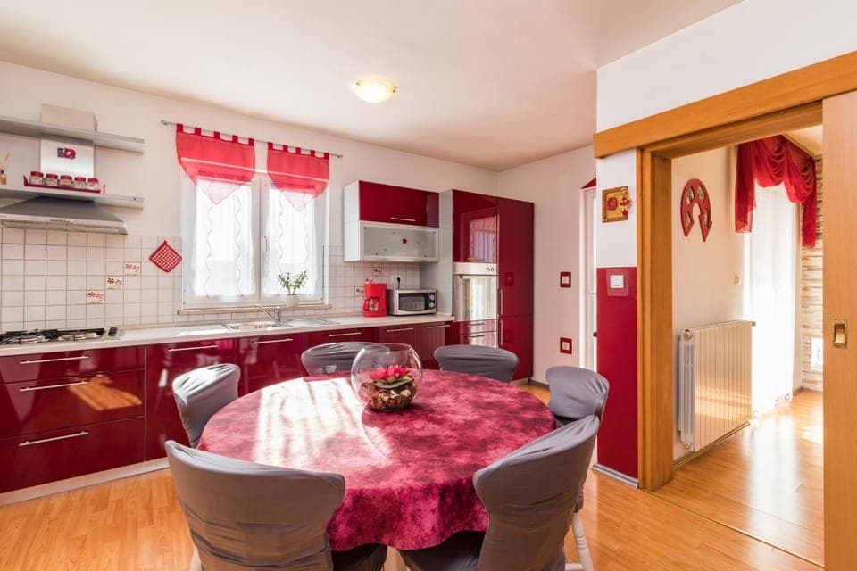 Kitchen or kitchenette, Dining area