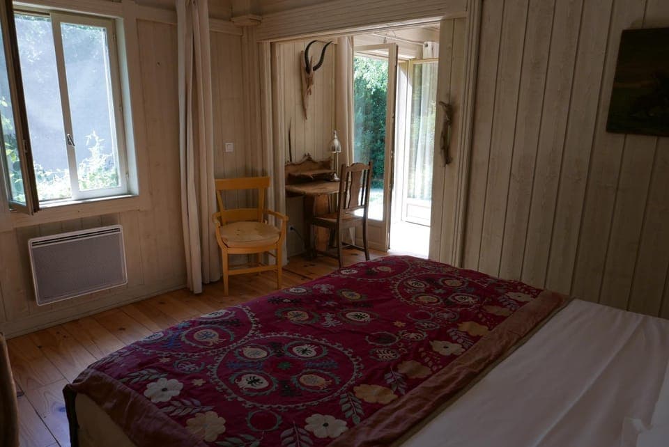 Property building, Bed, Photo of the whole room, Bedroom, Garden view, hair dresser, air conditioner