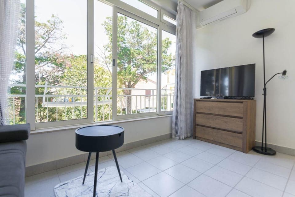 Living room, Seating area, air conditioner