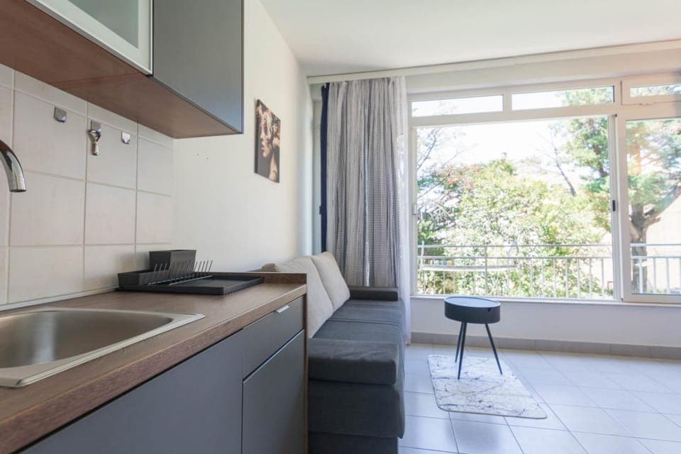 Kitchen or kitchenette, Living room, Seating area, Dining area